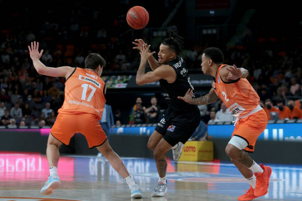 他们借助高 他们借助高